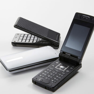 7 popular flip phones for seniors