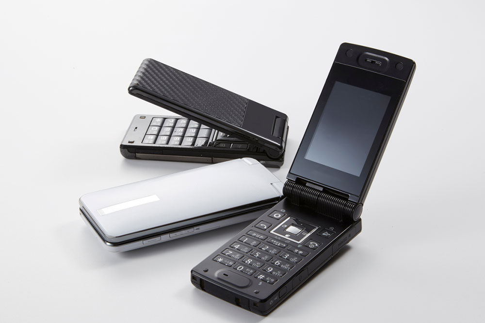 7 popular flip phones for seniors